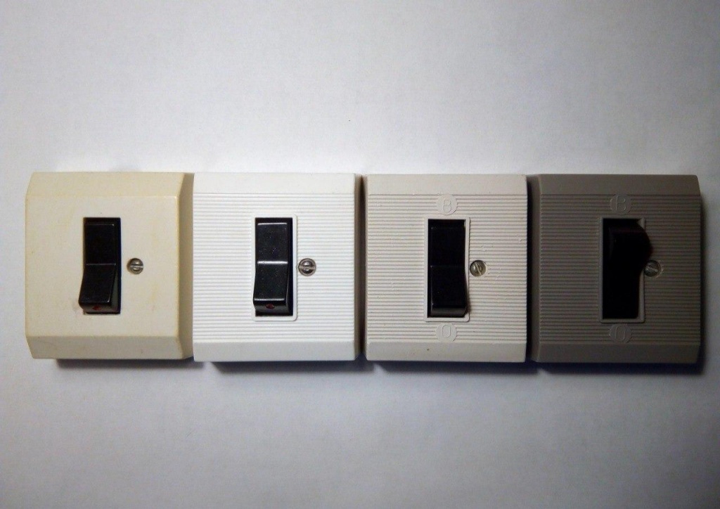 Выключатель однополюсный 6А, производство завода «Нерусса», приблизительно 1980–1989 год выпуска..jpeg